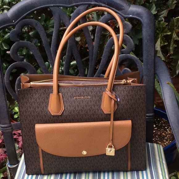 Michael Kors Handbags - MICHAEL KORS LARGE TOTE HANDBAG       NWT